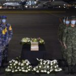 ▲ Guardia de honor simbólica con cinco urnas en el aeropuerto capitalino.