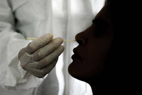 ▲ Un médico toma una muestra nasal para detectar Covid-19 ayer en Caracas.