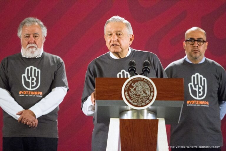 AMLO_Camisa_Ayotzinapa-6_Fotor