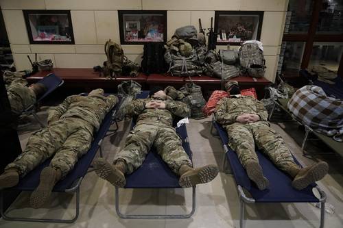 ▲ Elementos de la Guardia Nacional, ayer en el Capitolio, en Washington.