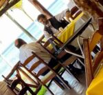 ▲ Rubén Moreira y Antonio Sola en un restaurante de Campeche en marzo pasado