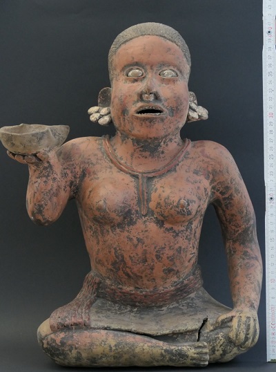 8. Figura antropomorfa elaborada en barro modelado, superficie pulida y con aplicaciones al pastillaje.