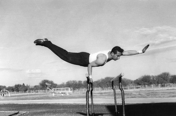En barras paralelas en competencia en deportivo ferrocarrilero, 1963. Colección Secretaría de Cultura, CNPPCF, CEDIF