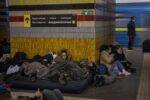 t Habitantes de la capital se refugian en las estaciones del Metro.