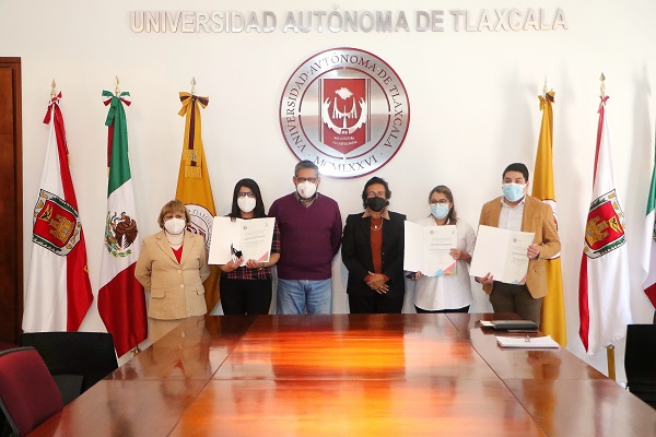 10 Obtienen estudiantes de la UATx premio nacional de egreso