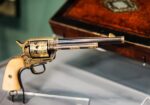 La recién repatriada pistola histórica de Francisco Villa se integra a la exposición La Grandeza de México. Foto. SC (3)