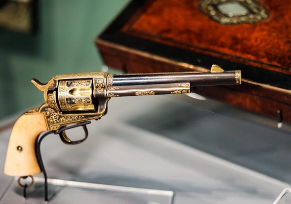 La recién repatriada pistola histórica de Francisco Villa se integra a la exposición La Grandeza de México. Foto. SC (3)