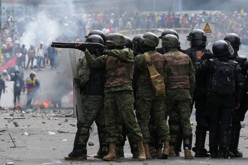 s Fuerzas de seguridad disparan gas lacrimógeno a indígenas en Quito.