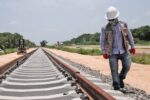 ▲ En el tramo 3, en Yucatán, trabajadores llevan a cabo el armado de vías.