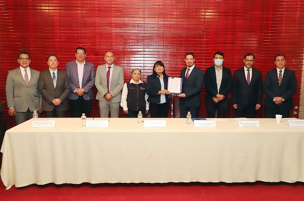 18 Fue sede UATx de la instalación de red local de acceso a la información