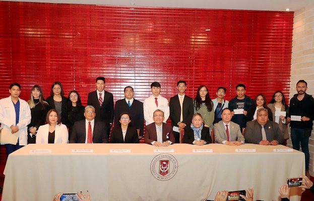 03 Entregó UATx becas institucionales