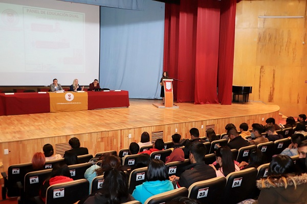 03 Realizó UATx panel acerca de la educación dual