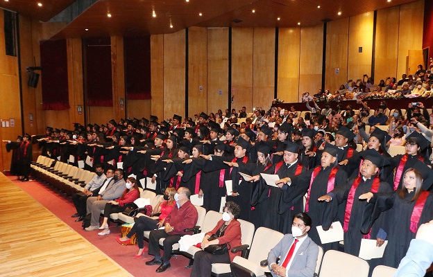 07 Egresaron químicos clínicos de la UATx