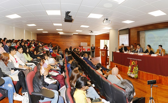 23 Realizó UATx panel internacional de comunicación política