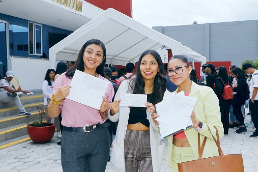 05 C Beneficia UATx a estudiantes con la entrega de más de tres mil becas