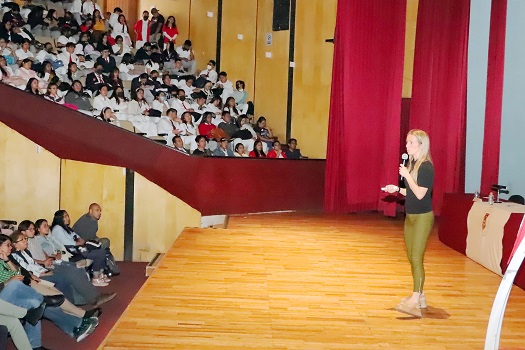 12 B Llevó a cabo UATx seminario sobre virus emergentes