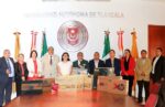 15 Recibe UATx donación de equipos digitales por parte de egresado