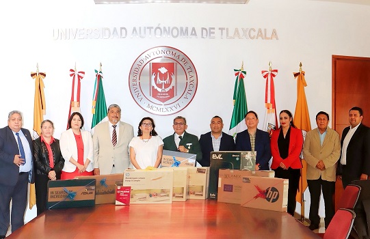 15 Recibe UATx donación de equipos digitales por parte de egresado