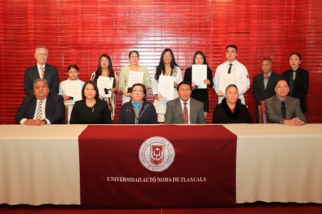 07 Obtienen estudiantes de la UATx premio CENEVAL al desempeño de excelencia