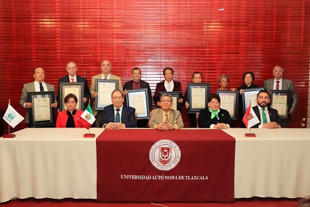 21 Reconoce sindicato de la UATx por años de servicio a trabajadores retirados