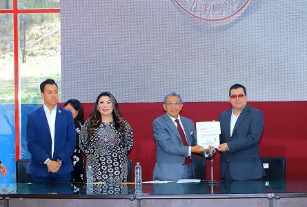 20 A Formalizan diputados invitación para la inscripción en letras doradas del nombre de la UATx