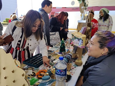 09 Estudiantes de la UATx y artesanos ofrecen sus productos en la “Feria del emprendimiento” D