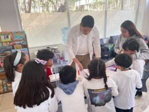 31 Exploran niños principios básicos de ciencia y toman clases de yoga en la UAIM de la UATx (4)