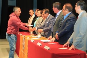 19 Rector de la UATx entrega bonos a trabajadores administrativos y de servicios del STUAT y STEIESET (1)