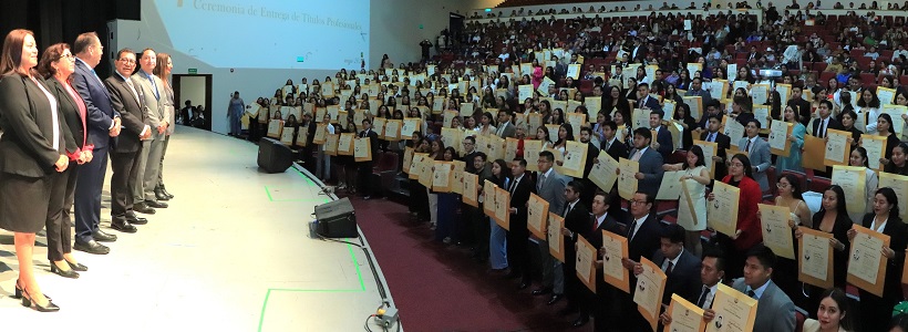 12 Cumple UATx con su compromiso social al entregar mil 326 títulos F