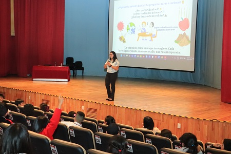 11 Estudiantes de primaria y bachillerato conocen detalles del camino recorrido por una científica UATx (1)