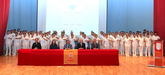 20 Egresados de Enfermería UATx juran servir con vocación y ética