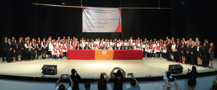 18 Preside Rector graduación de nuevos cirujanos dentistas