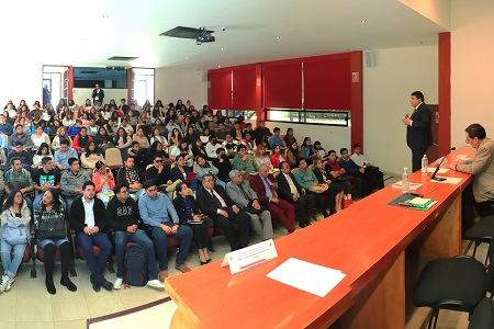 13 Docente de la UCSP habló sobre ámbitos de competencia de los poderes Ejecutivo y Judicial a estudiantes de Derecho UATx (1)