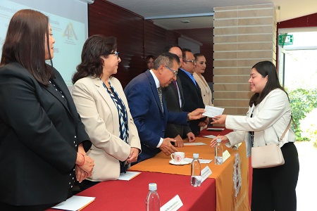 10 Entrega la UATx 3,067 becas a igual número de estudiantes (2)