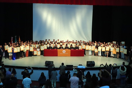 14 Preside Rector de la UATx entrega de 957 títulos de licenciatura y posgrado (3)