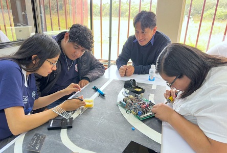 17 Estudiantes de Sistemas Electrónicos UATx muestran el potencial de su carrera a sus homólogos de bachillerato (3)