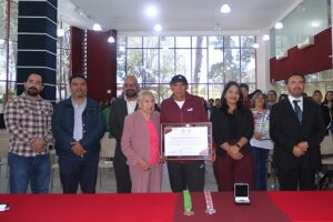 24 FCDH UATx reconoce la trayectoria de superación y éxito de Moisés Beristain (1)