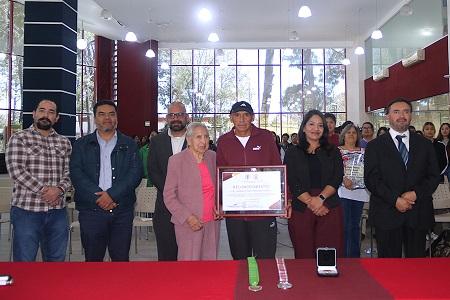 24 FCDH UATx reconoce la trayectoria de superación y éxito de Moisés Beristain (1)
