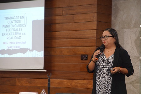 28 Especialista expone a estudiantes de Criminología UATx 1